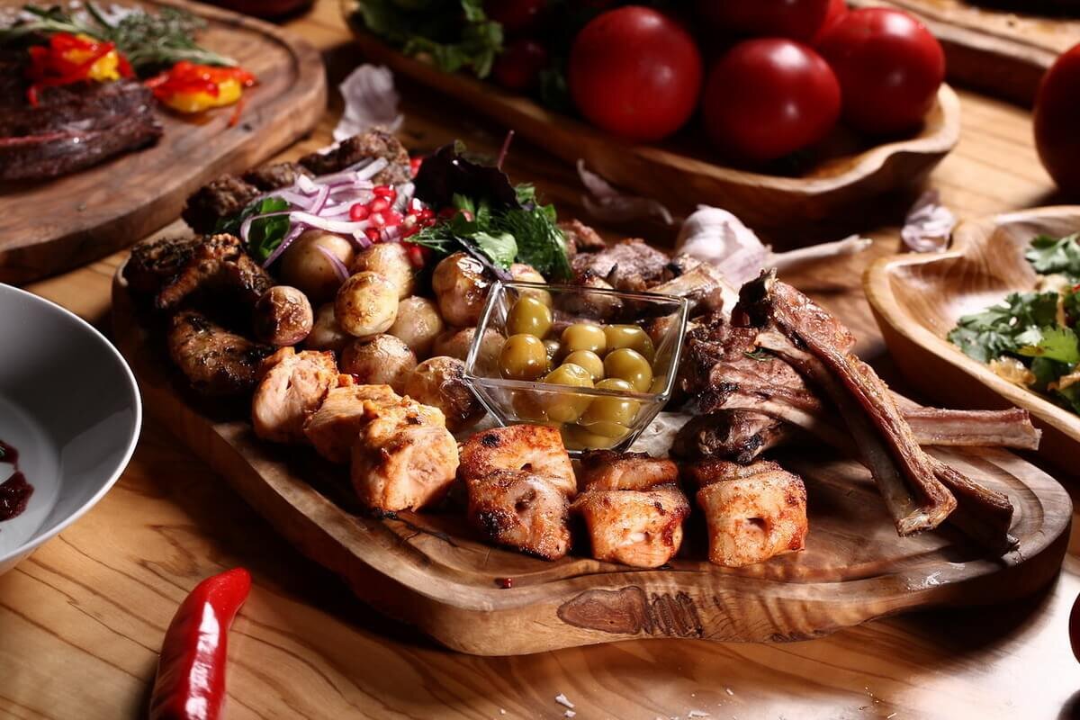 Стол с шашлыком