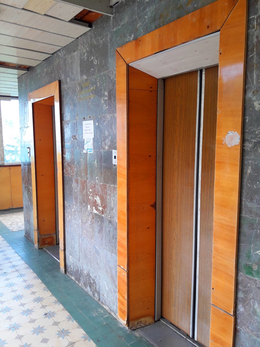 Лифт с дверью в старых домах