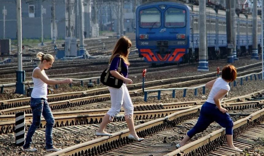 Почему машинисты не успевают затормозить, даже когда видят, что человек вышел на путь.