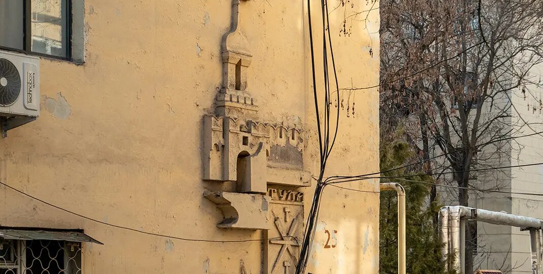 Туляки - ликвидаторы последствий ЧС в республиках Советского Союза. Герб Тулы на стене дома в Ташкенте и дома и школы в Махачкале