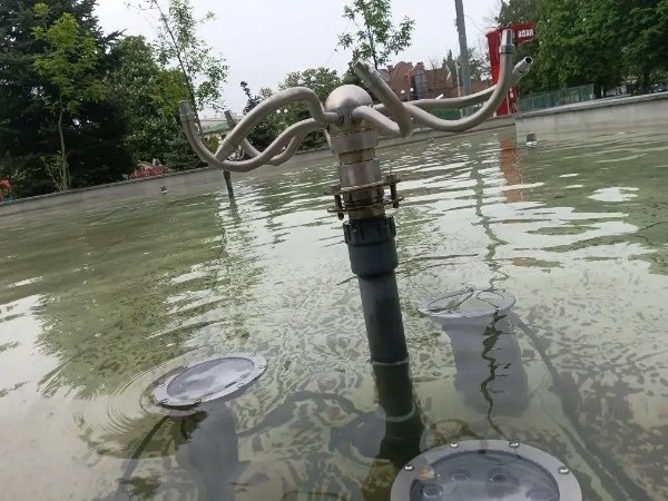 ⛲ В Ростове на площади Рабочая вандалы повредили фонтан «Фантазия