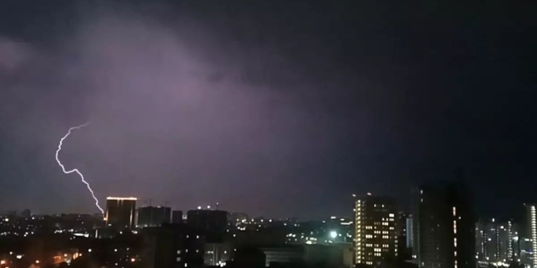 ⛈️ Дождь с грозой и градом накроют Ростовскую область 14 мая