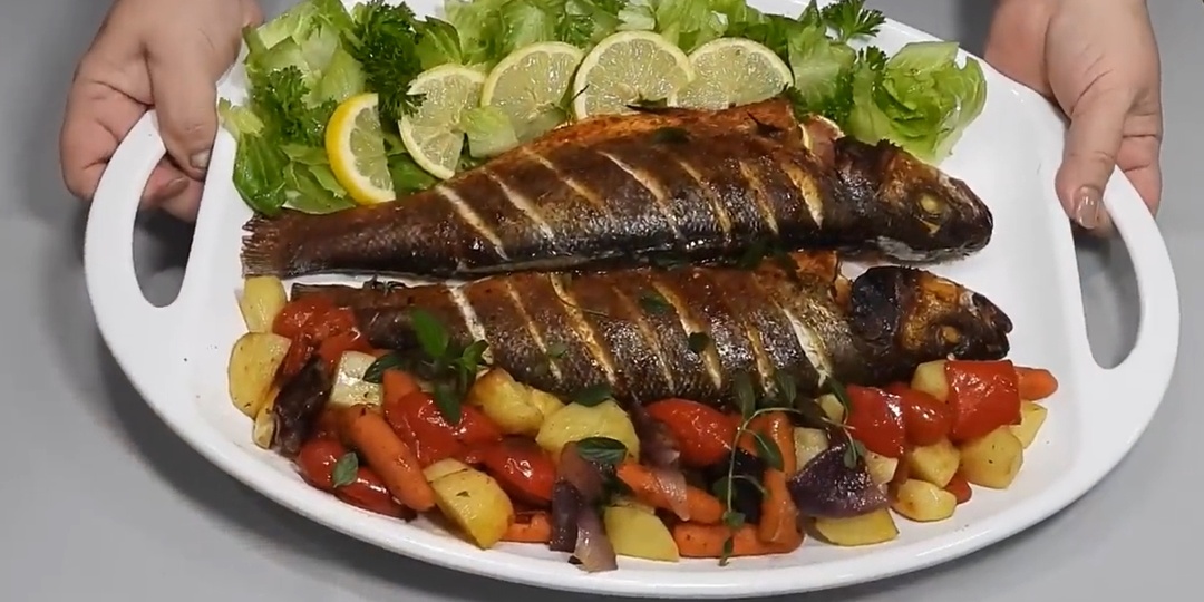 Рыба с овощами в духовке (сочная с хрустящей корочкой)