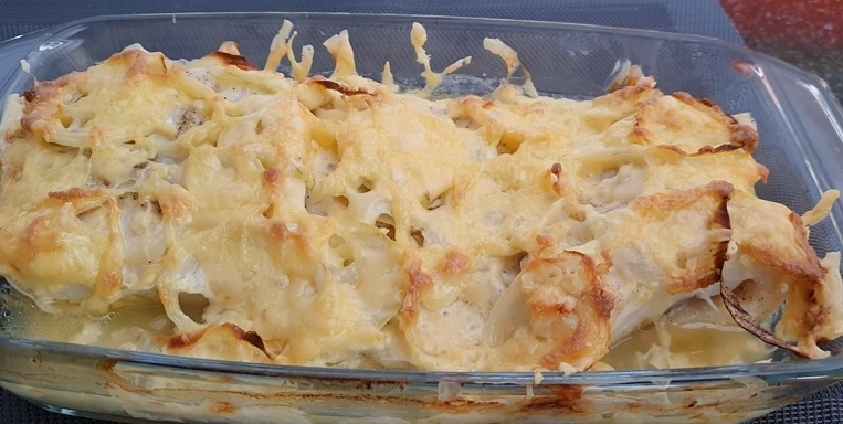Рыба в духовке с луком и сыром