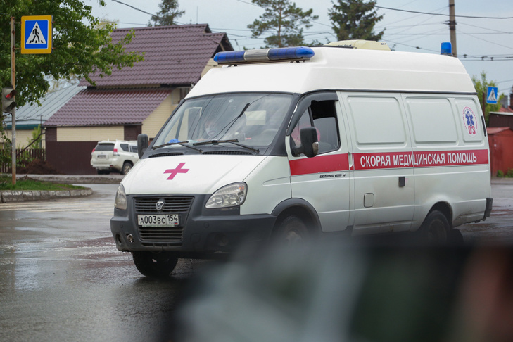 Под Новосибирском водитель упал с топливохранилища и сломал шею