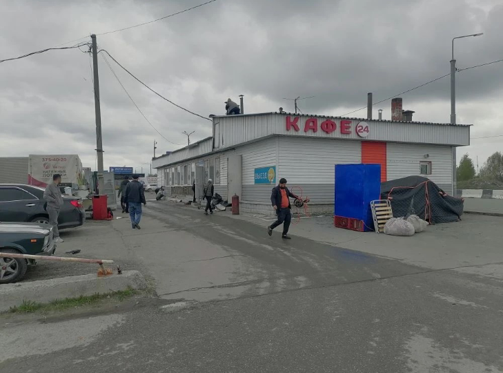 Самовольное кафе таджикской кухни сносят на Гусинобродском шоссе в Новосибирске