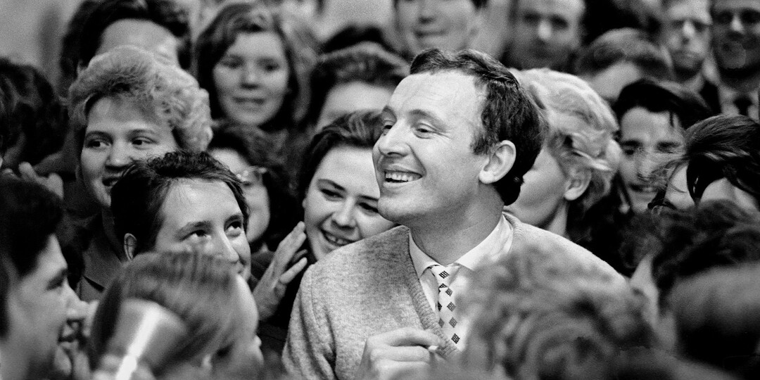 Мы разучились говорить просто так. И это главная потеря нашего времени