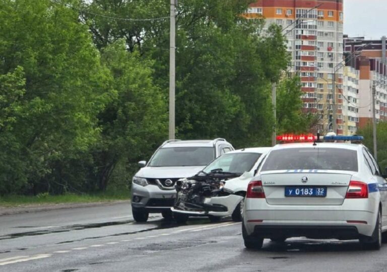 В Брянске три легковушки не поделили дорогу на Флотской