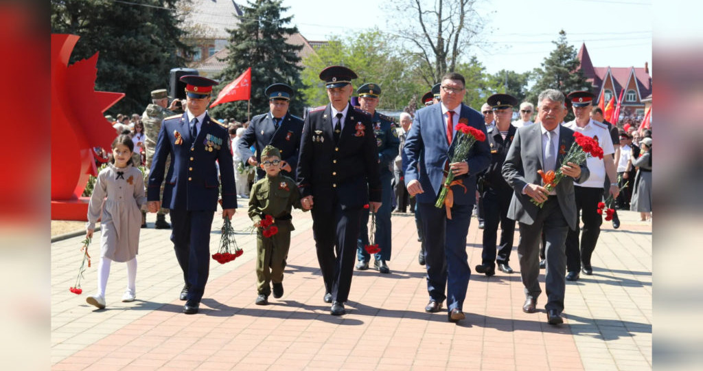 С радостью и слезами на глазах