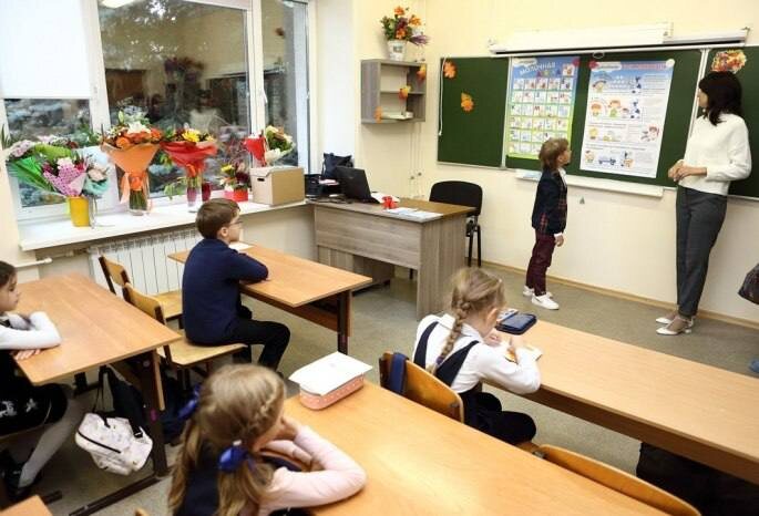 В четверти омских школ действует две смены