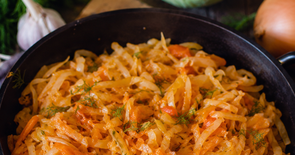 Тушеная капуста на сковороде как в детстве: вкусный рецепт без мяса, который получается всегда