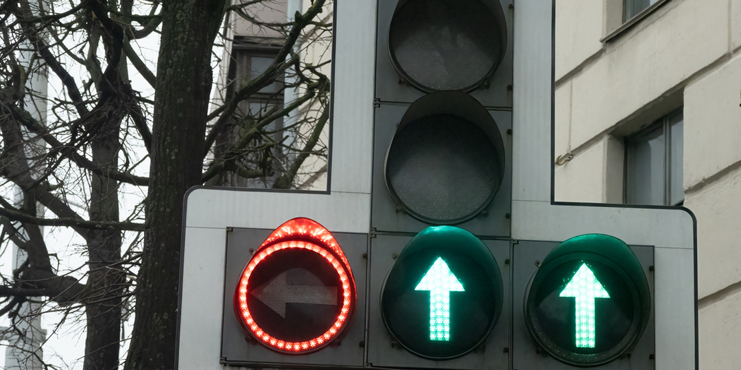 7 правил светофора, про которые не знают 93% водителей и попадают на штрафы: Поворот на тёмную стрелку, помеха справа и встречка на зелёной