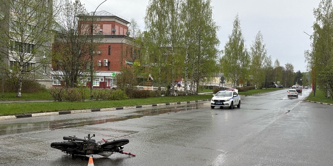 «Лада» уложила на бок мотоцикл в карельском городе