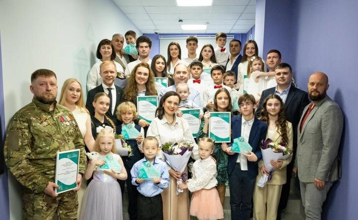 Семь курских многодетных семей получили премию «Семья года»