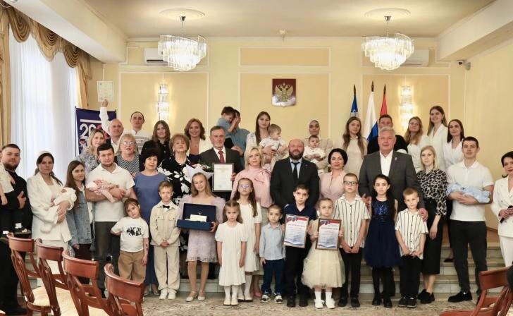 Супругам с 50‑летним стажем вручили подарки в Сеймском округе Курской области