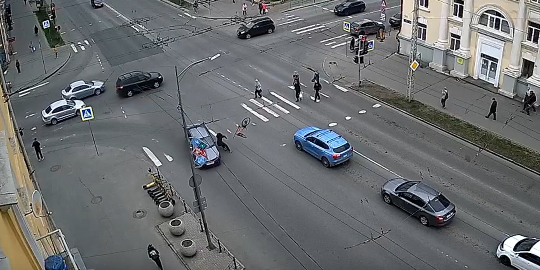Несущийся на красный автомобиль снес велосипедиста в Петрозаводске