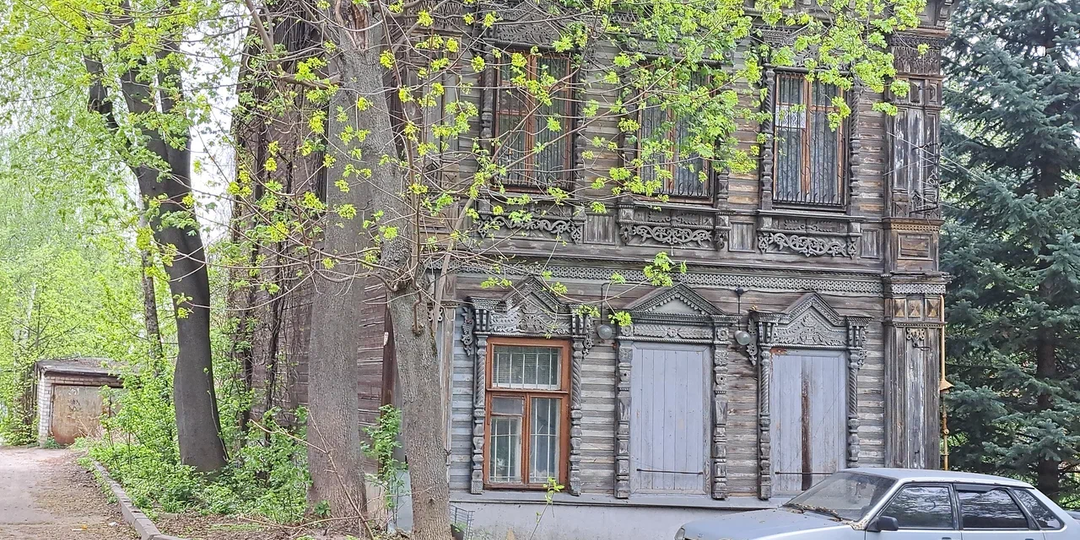 Нашла в Нижнем Новгороде улицу с красивыми старинными домами, но в состоянии близком к разрушению