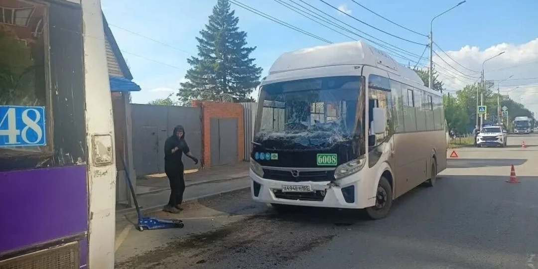 В Омске столкнулись два переполненных автобуса: есть пострадавшие