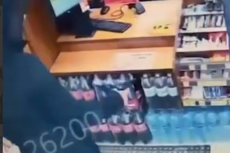 Мужчина с пистолетом вынес из магазина бутылку бренди и 58 шоколадок — видео