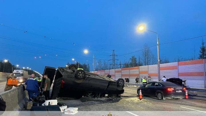 На Московском большом кольце грузовик протаранил очередь из восьми автомобилей на светофоре: четверым понадобились врачи