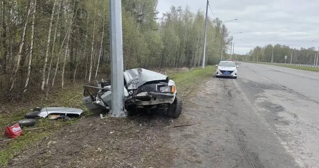 В Томском районе автомобиль вылетел с дороги и врезался в опору ЛЭП: двое человек госпитализированы