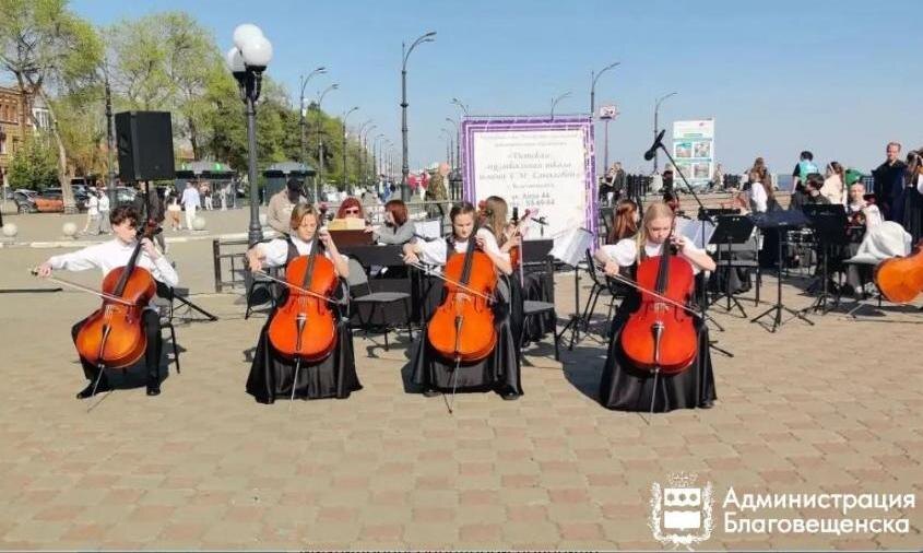 «Аве Мария», танго и вальс: музыкальная школа устроила концерт на набережной Благовещенска