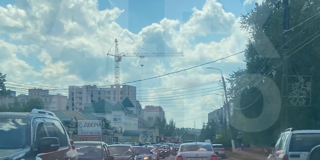 В выходные пробка на Красном переулке около рынка тянется уже от поворота на улицу Горького! И по большей части всё из-за пешеходного