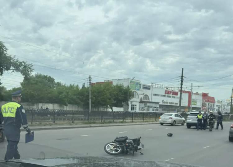 В Курске на проспекте Кулакова мотоциклист попал в ДТП