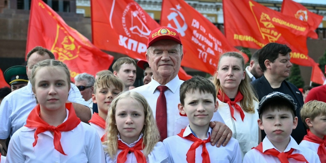 Торжественная линейка, посвящённая 104-й годовщине создания Всесоюзной пионерской организации имени В.И. Ленина
