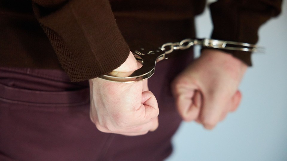 Житель Охи попытался повалить росгвардейца и стал фигурантом уголовного дела