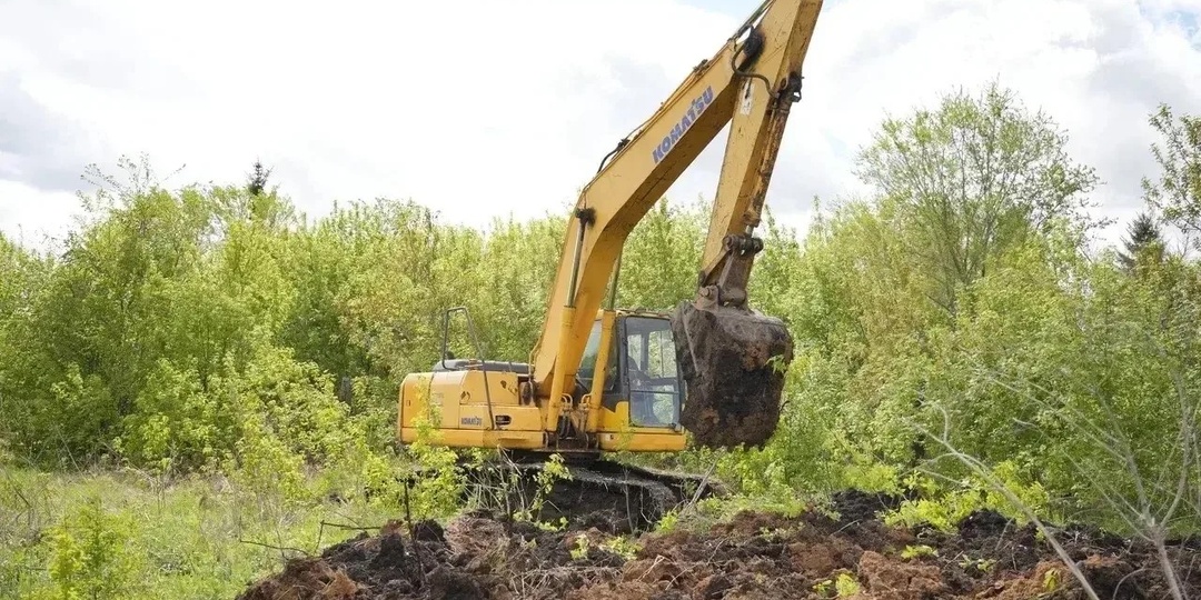 Сооружение водоотвода вдоль железной дороги в Осташково почти завершено