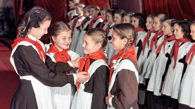 ДЕНЬ, КОГДА РАСПУСКАЮТСЯ ПИОНЕРСКИЕ ГАЛСТУКИ