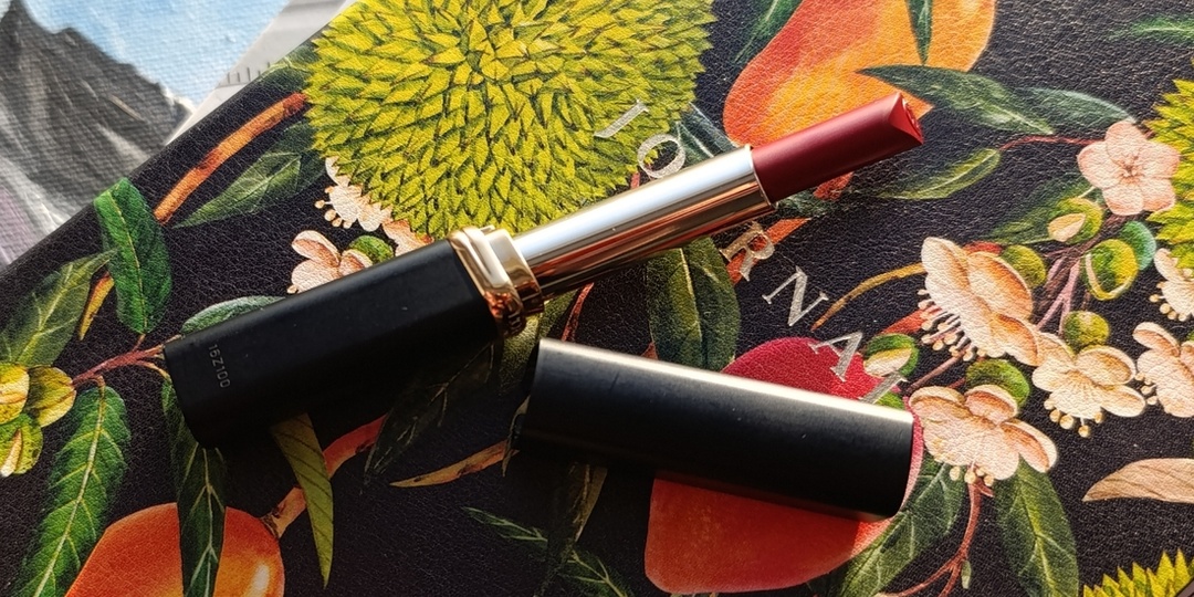 Роскошная, матовая, бордовая. L'Oreal Color Riche Intense Volume Matte в оттенке 1990, Le Bordeaux
