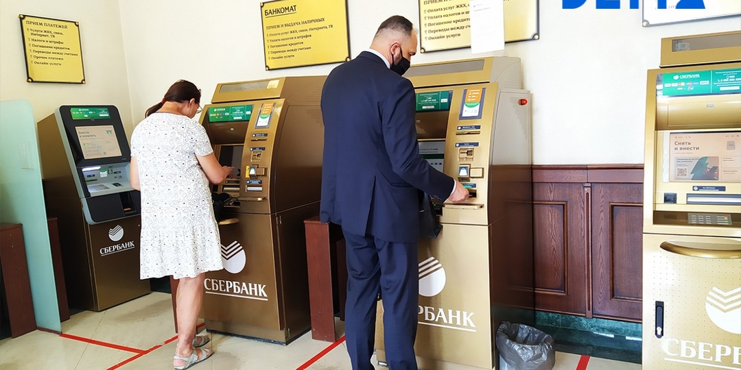 Мошенники стали специально оставлять карточки в банкоматах: новая схема