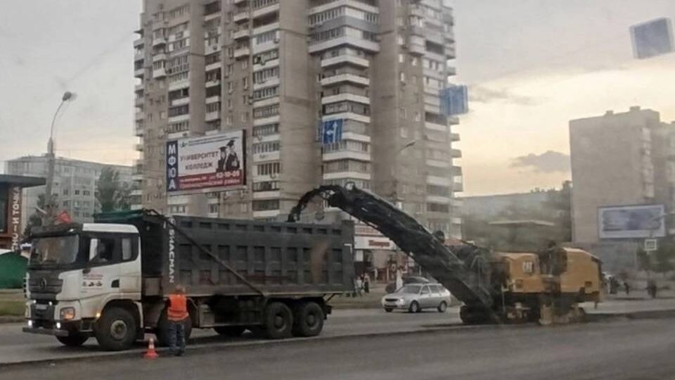 Изношенное покрытие фрезеруют на юге Волгограда