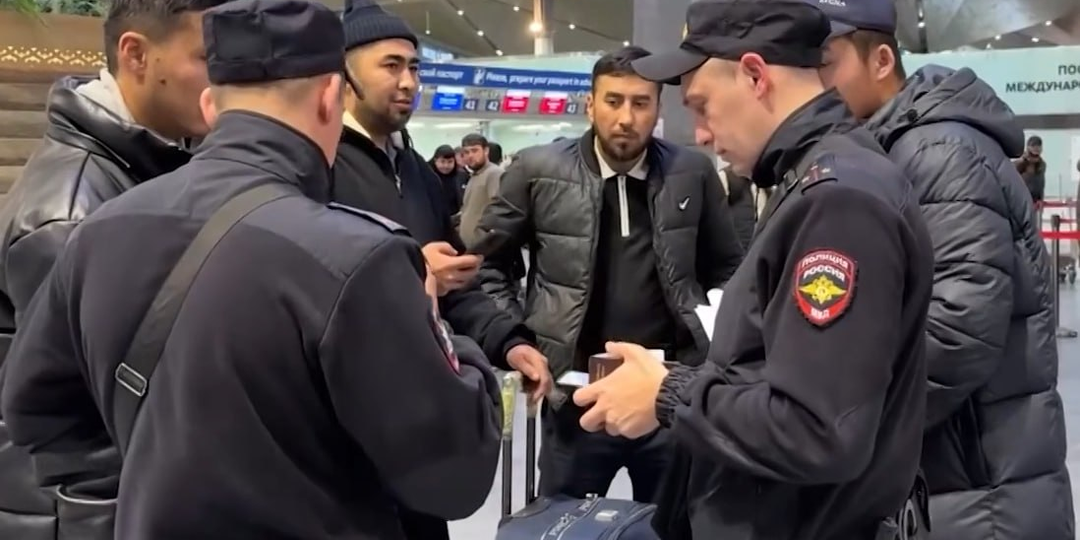 «Закройте границу, чтобы вас не видеть»: таджики-мигранты устроили истерику из-за новых правил въезда в Россию