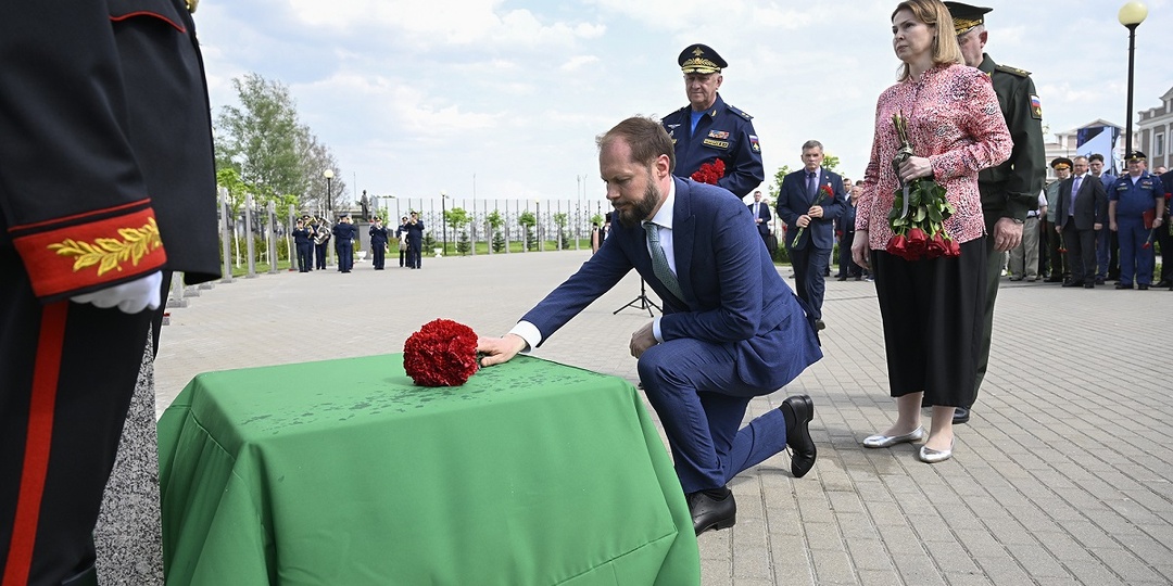 Виталий Королев открыл стелы героям-выпускникам Тверского суворовского училища