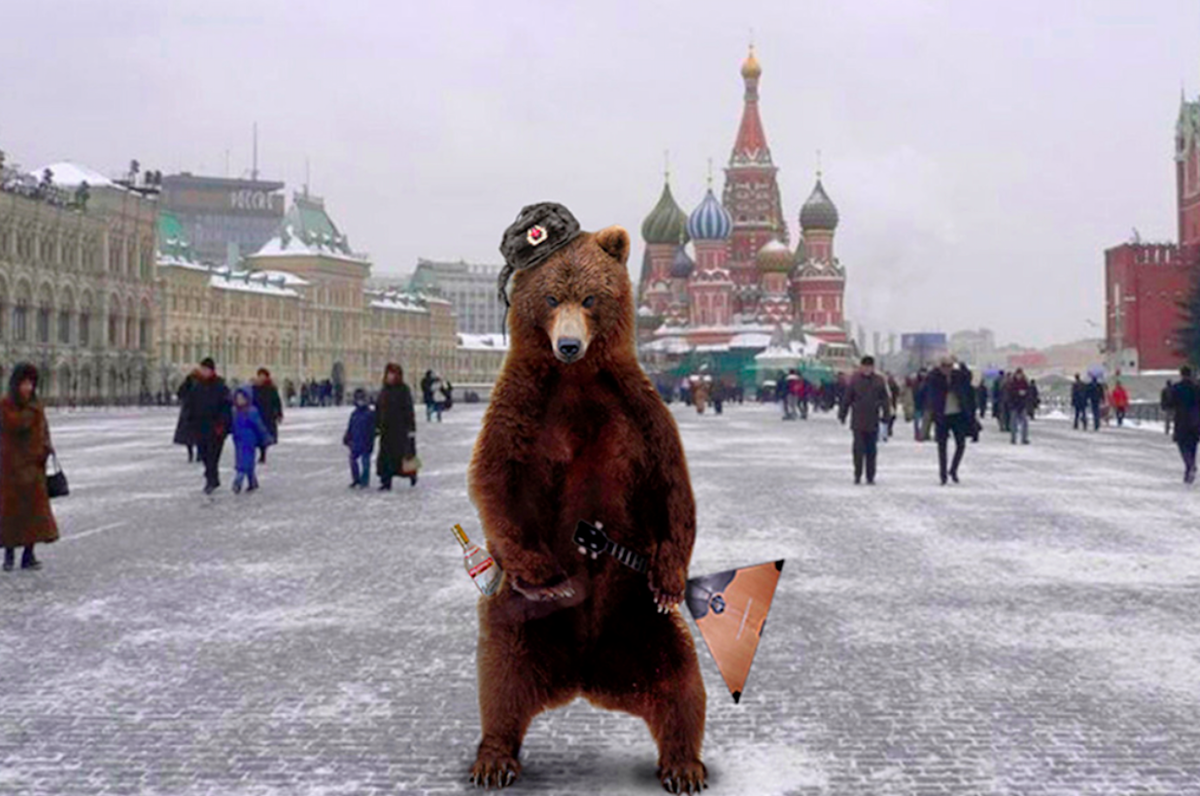 Медведь в шапке ушанке с балалайкой