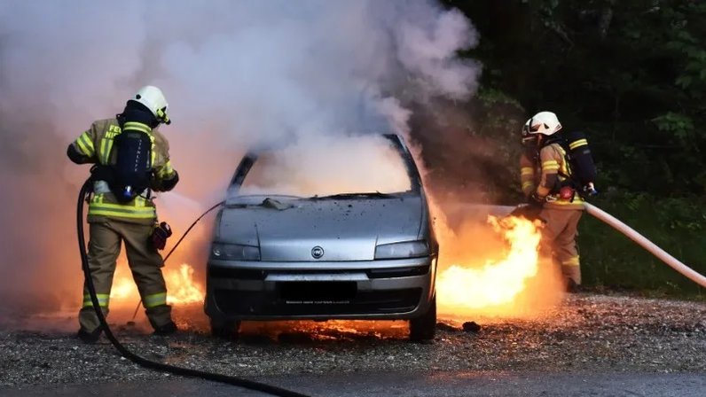 Пожарные потушили автомобиль