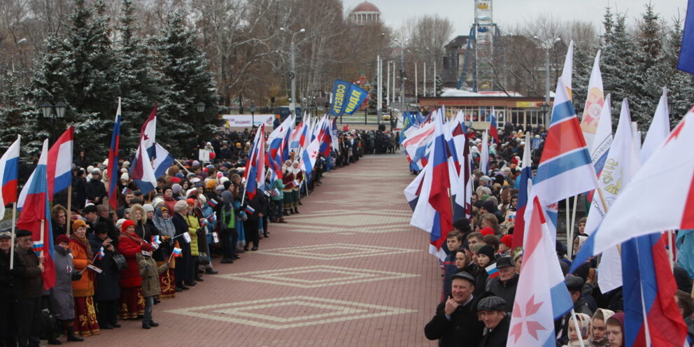 Погода саранск днем. День народного единства Саранск. День Мордовского единства. Памятник единства Мордовского народа. Мордовия и Россия вместе день народного единства.