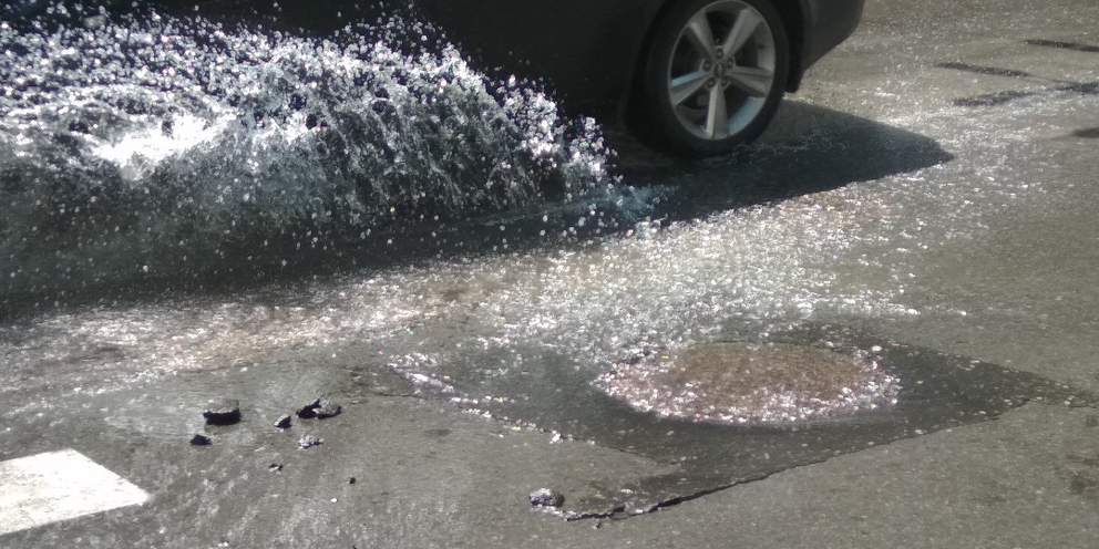 Вода из канализационного люка. Течет вода из люка. Ванюшок из люка. Пар из канализационного люка. Пар из канализационного люка.
