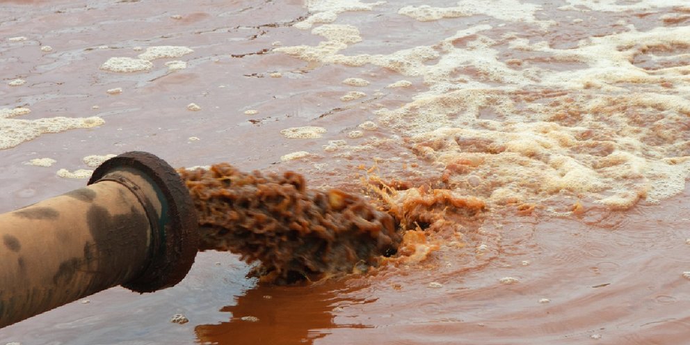 Загрязнение рек сточными водами. Сточные воды. Бытовые сточные воды. Сточные воды промышленных предприятий. Отходы сточных вод.