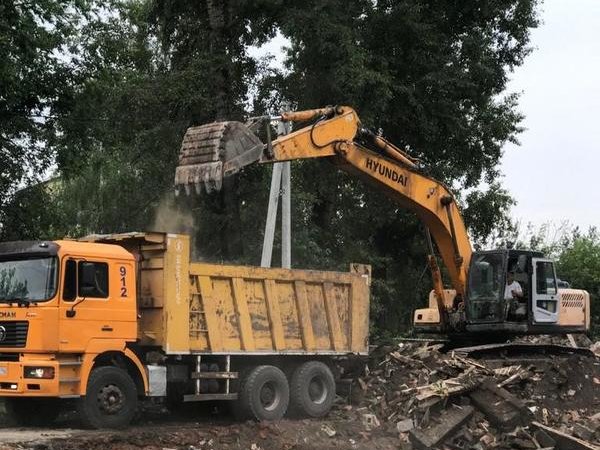 Снос домов в новокузнецке. Свалка фото. Снос домов в новокузнецке. Демонтаж народа. Массовый снос домов.