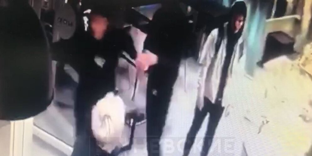 В анапе избили девушку и парня. Избиение девушки в Питере. Санкт Петербург избили мужчину. В Курлово избили девочку