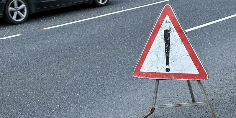 С двух внешних сторон. Два внешних угла треугольника при разных вершинах. Два внешних угла треугольника при разных вершинах. С двух внешних сторон. Неразвернутый угол.