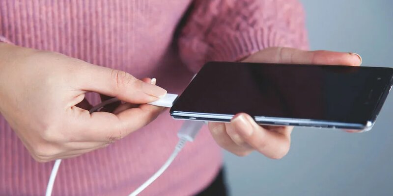 Правильная зарядка телефонного аккумулятора. Зарядный ток для аккумулятора 60 ампер. Порядок с зарядками для телефонов. Зарядка автомобильного аккумулятора 60 ампер часов. Зарядное устройство для акб 12в как подключить.