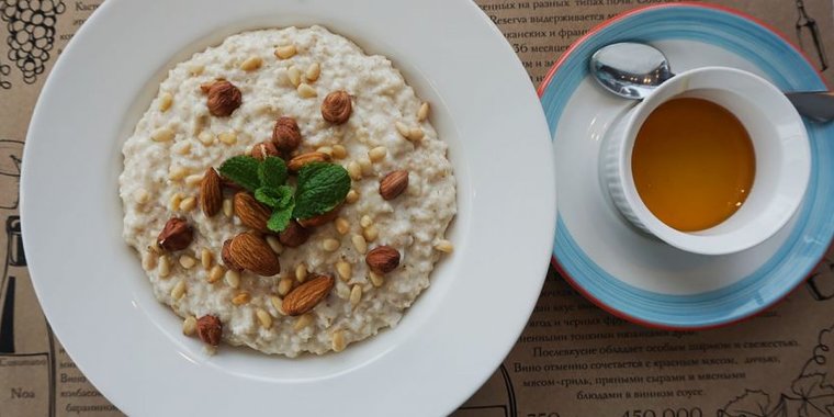 Полезные каши быстрого приготовления. Каша быстрого приготовления польза. Просроченная продукция. Можно есть просроченную крупу. Каша быстров в пакетиках состав.