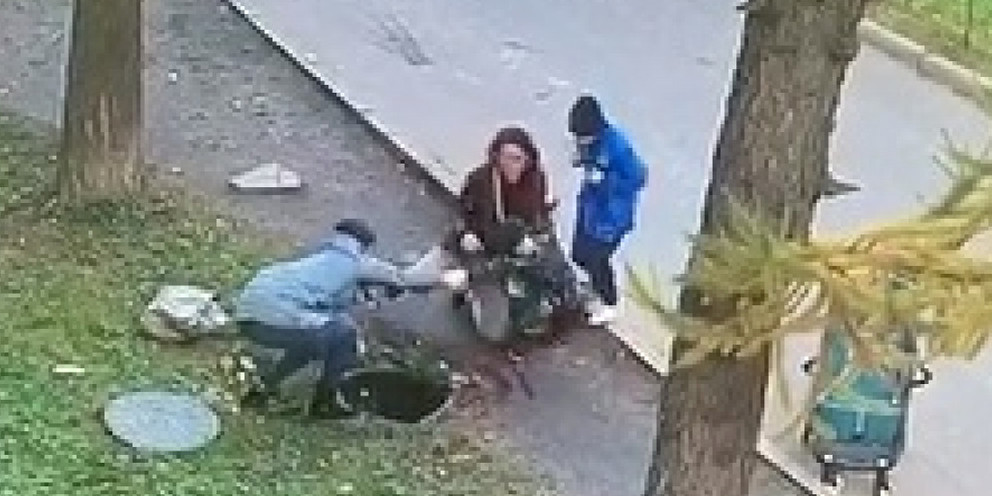 Упал воду и обрел молодость. Провалился в канализационный люк.