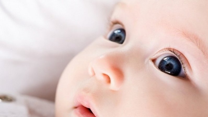 Дакриоцистит капли. Зондирование глаза у детей новорожденных. Конъюнктивит у новорожденных. Зондирование слезного канала у новорожденных Челябинск. Ресницы у грудничков.