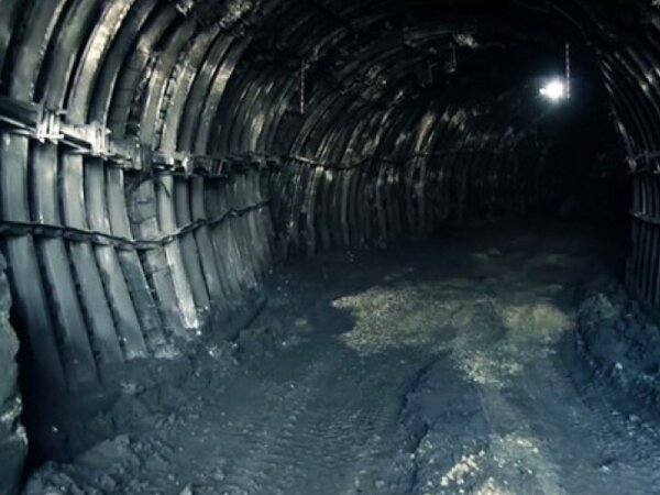 Шахты в якутии. Шахта колмар нерюнгри денисовская. Колмар нерюнгри шахта. Шахта восточная денисовская нерюнгри. Кимберлитовая трубка мир в якутии.